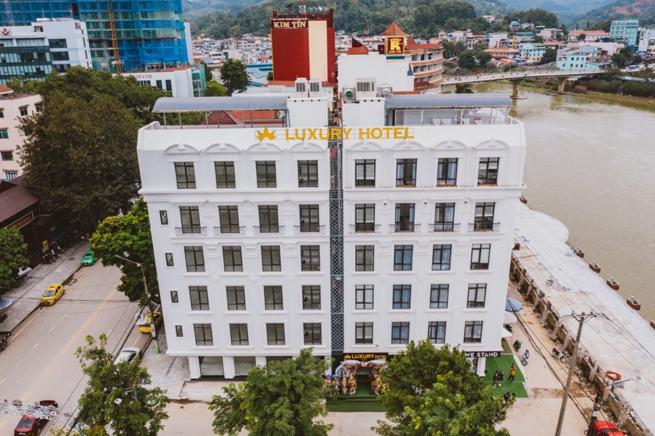 LUXURY HOTEL 2
